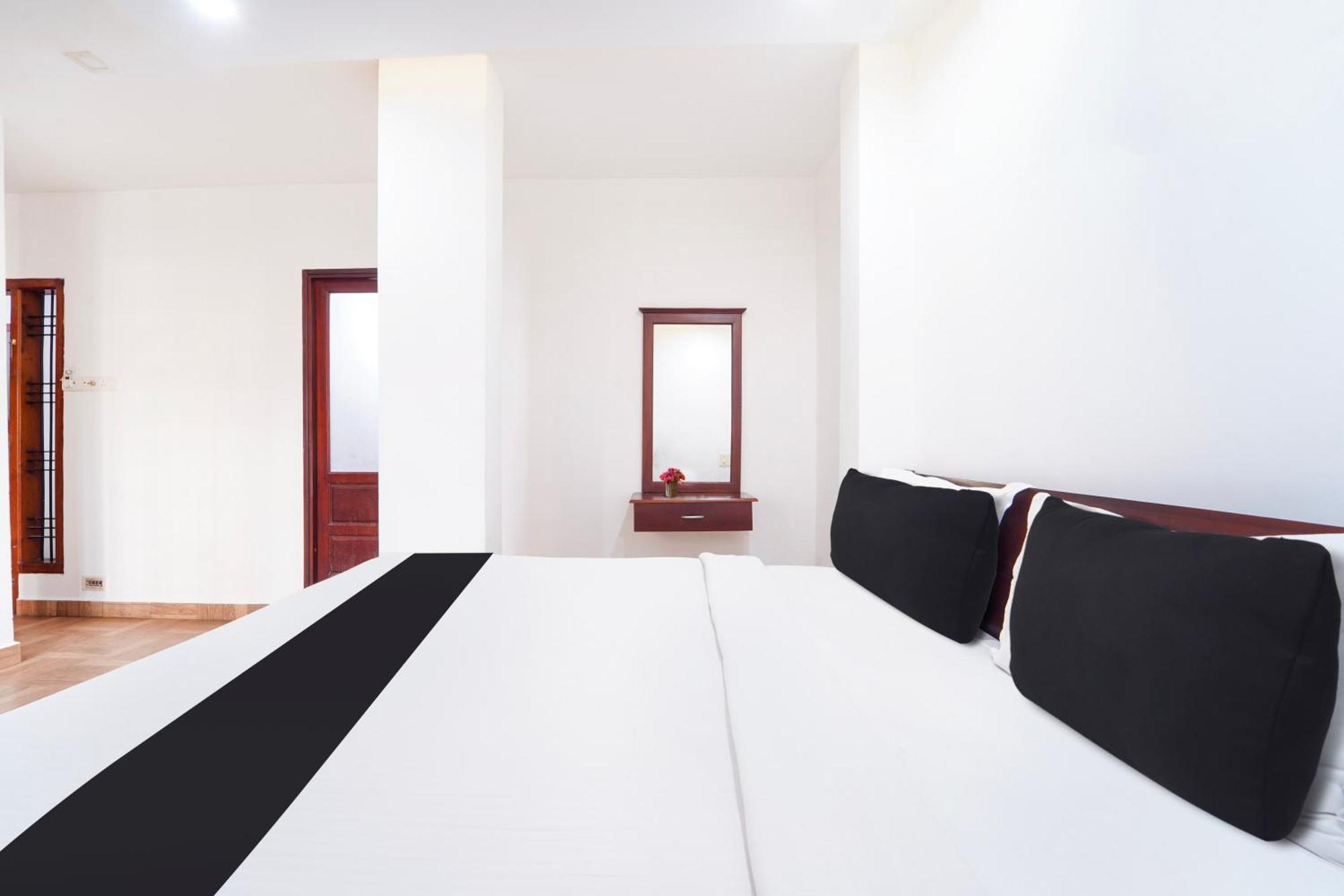 Super Townhouse City Center Ernakulam Kochi Exterior photo